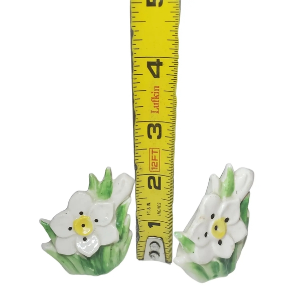 Sweet little vintage flower salt and pepper shakers - Picture 2 of 4
